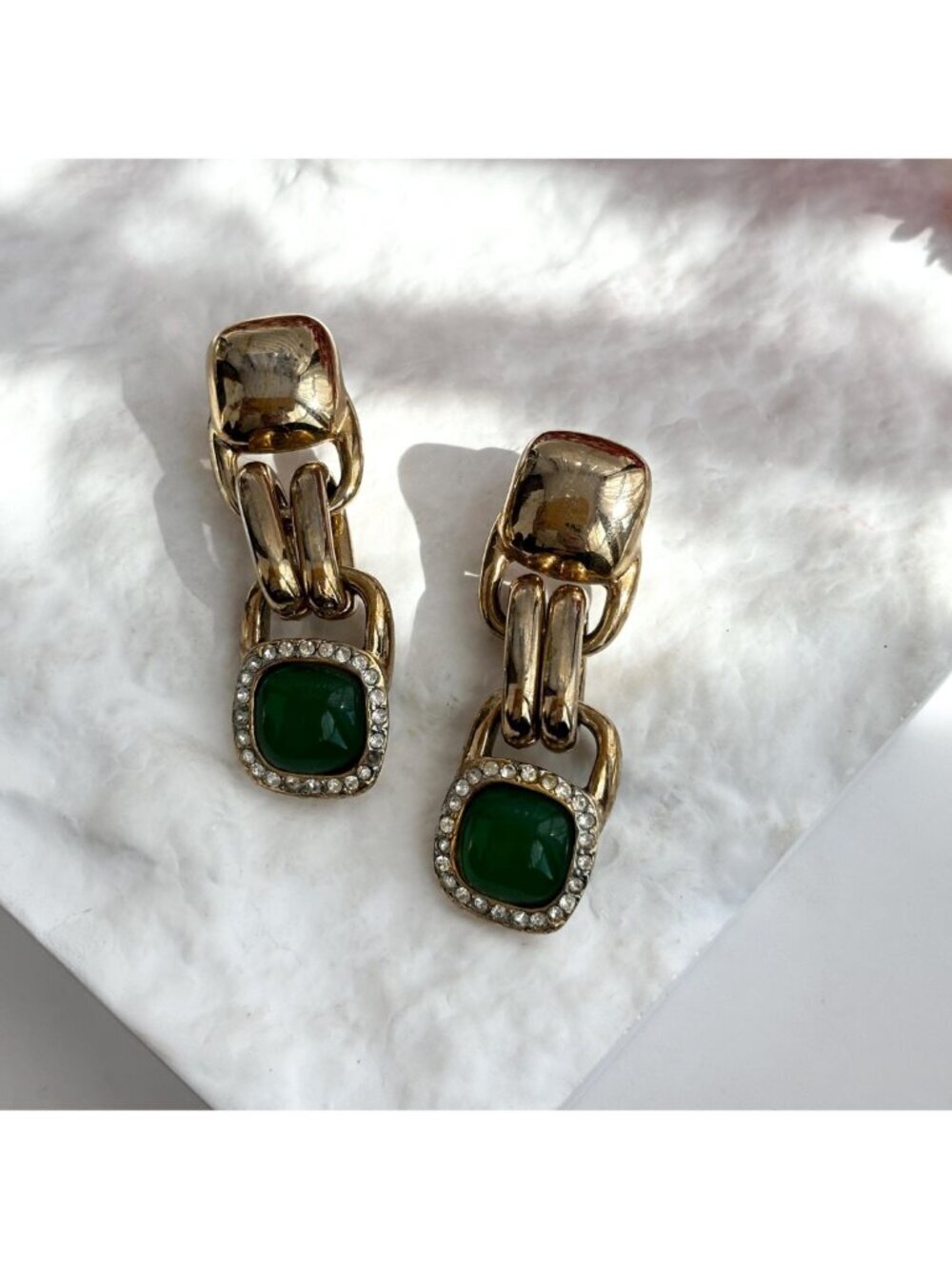 Geometric Green Stone 80's Gold Toned Vintage Post Back Costume Jewelry Earrings - Picture 10 of 11